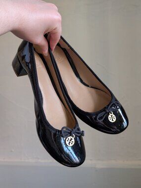 tory burch chelsea black patent leather bow logo pumps (7.5)